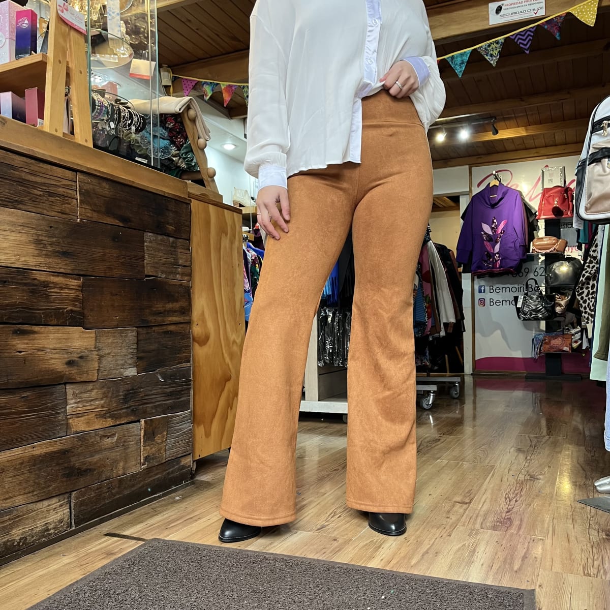 Pantalon flare gamuza camel3