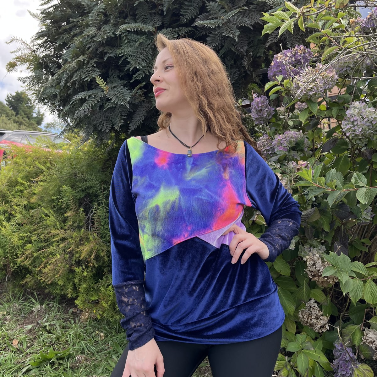 Poleron Mariela velvet azul marino encaje tie dye lila1