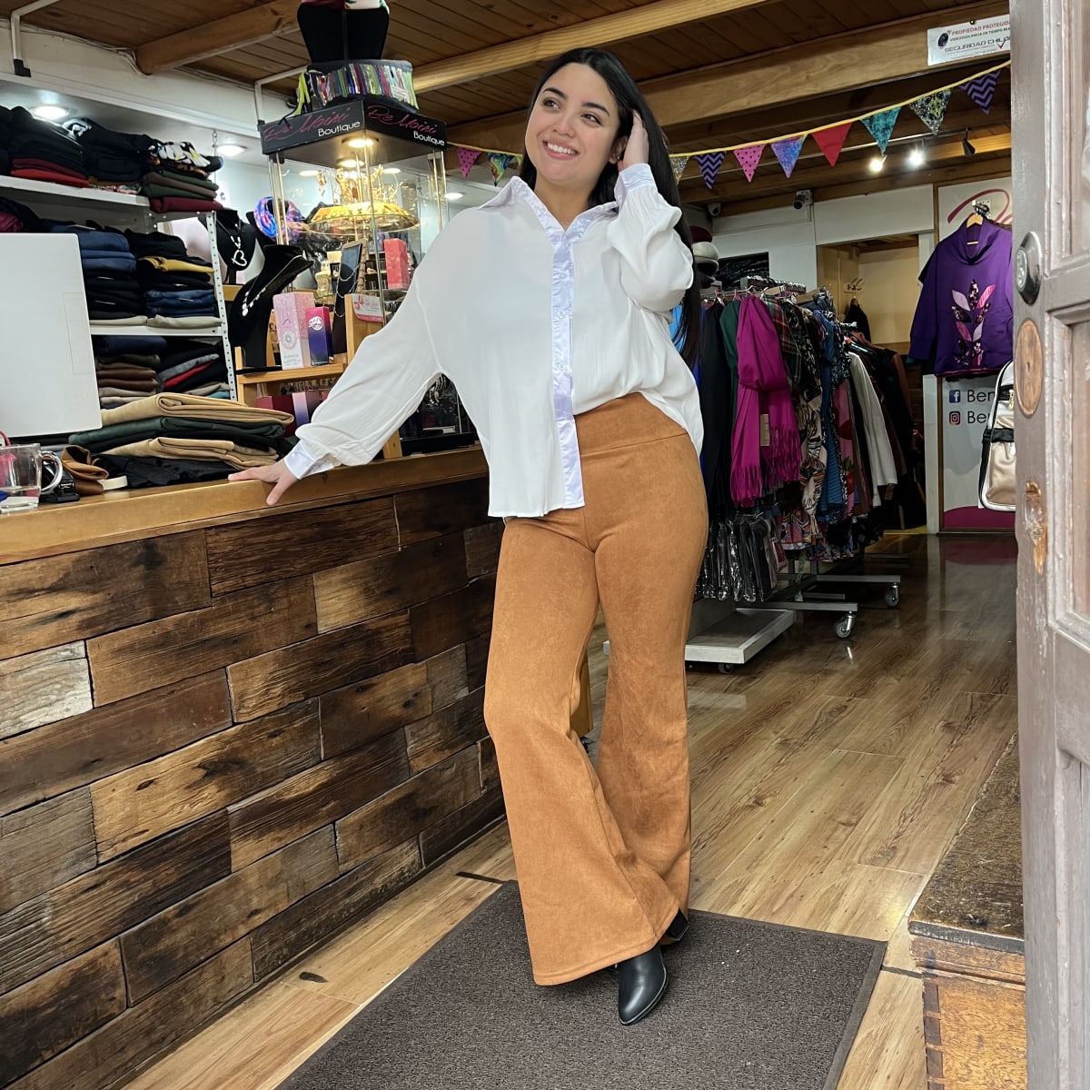 Pantalon flare gamuza camel1