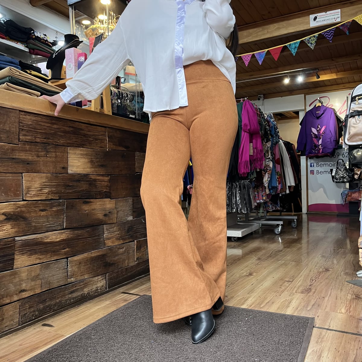Pantalon flare gamuza camel2