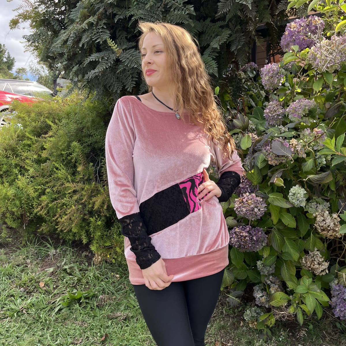 Poleron Mariela velvet palo rosa encaje negro cebra fucsia2