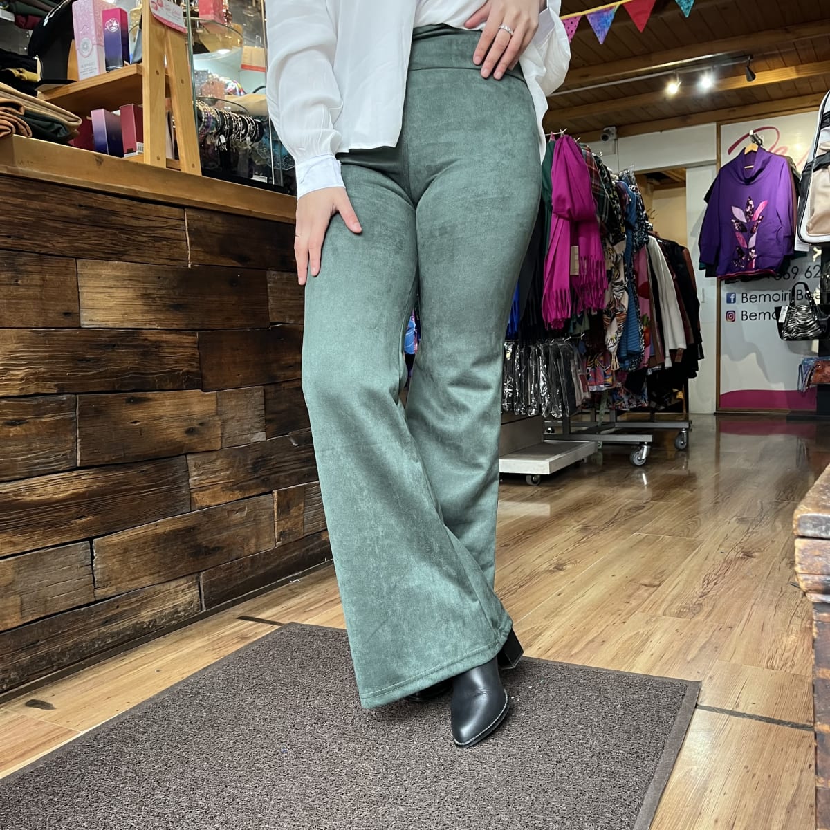 Pantalon flare gamuza verde3