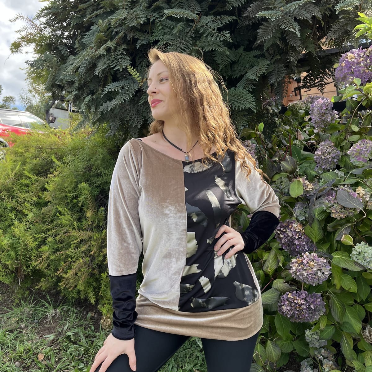 Poleron Mariela velvet beige negro diseño2