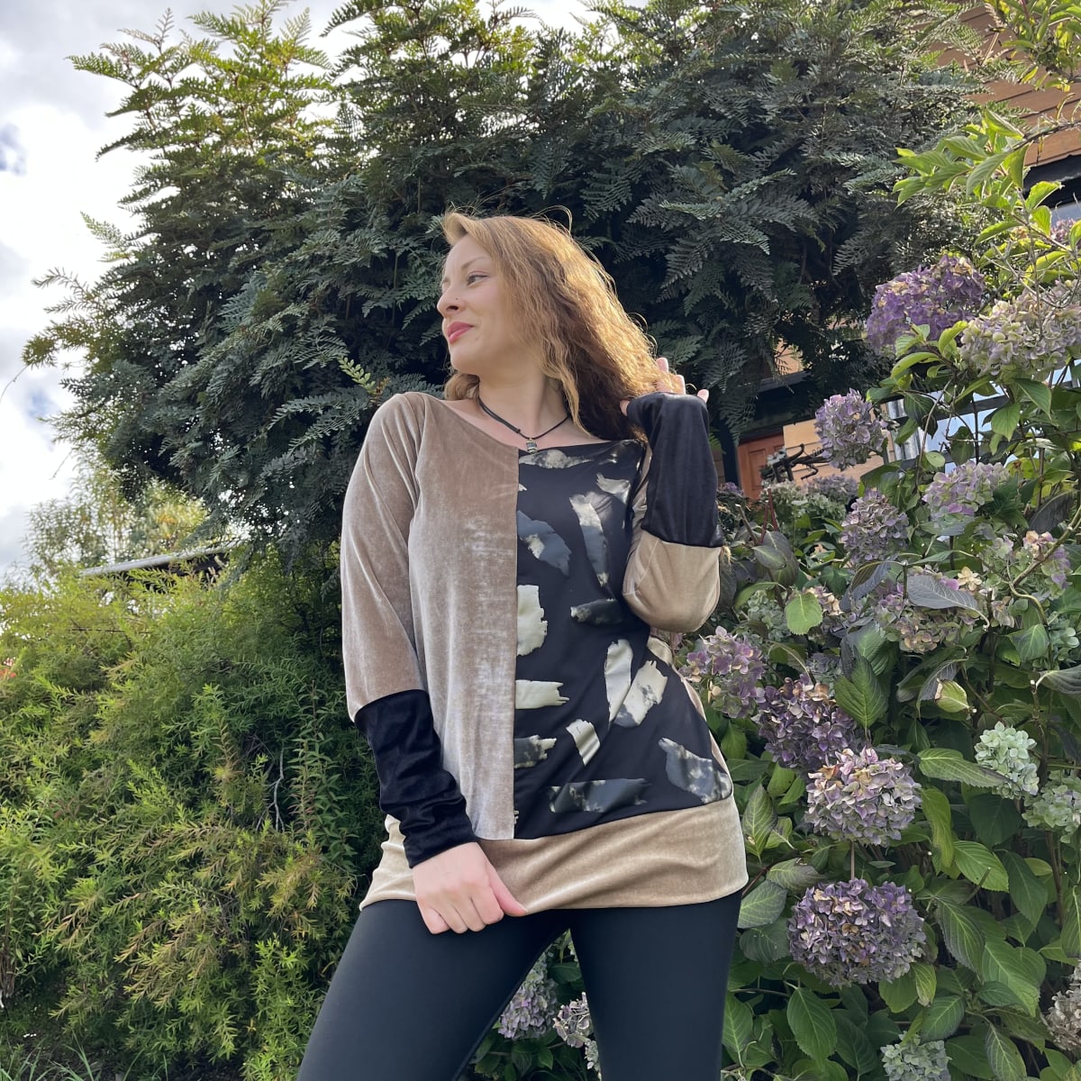 Poleron Mariela velvet beige negro diseño1