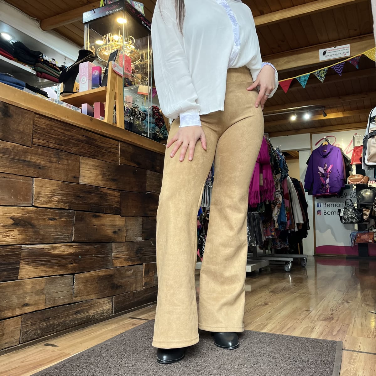 Pantalon flare gamuza beige2