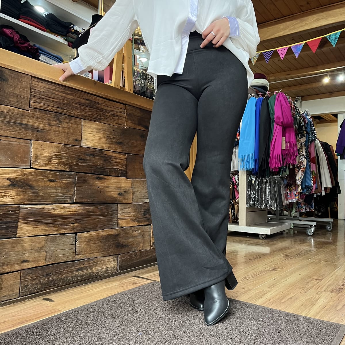 Pantalon flare gamuza negro2