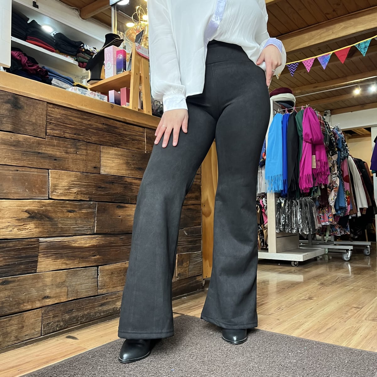 Pantalon flare gamuza negro3