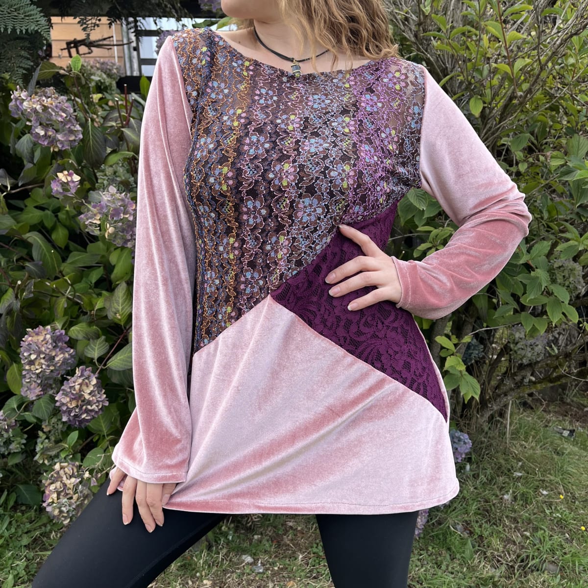 Poleron Sandra velvet palo rosa encajes2