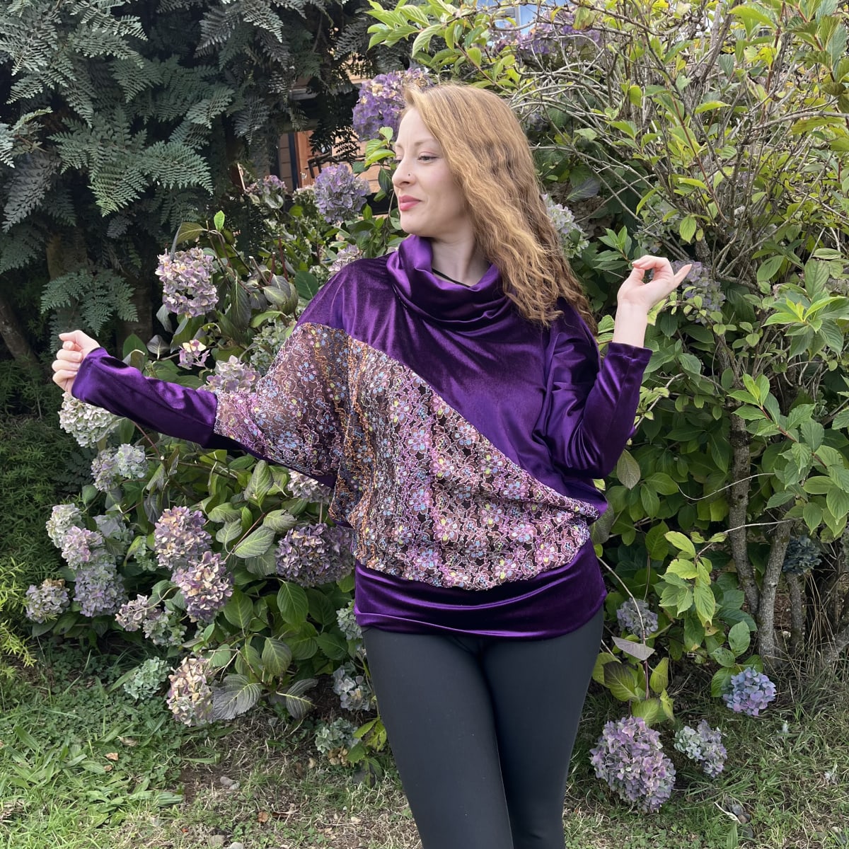 Poleron murcielago cuello velvet morado encaje brillo1