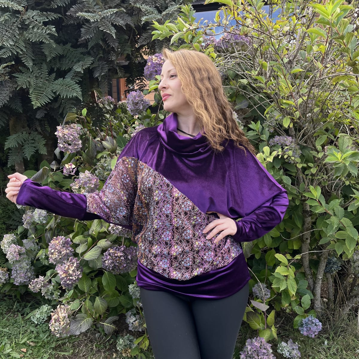 Poleron murcielago cuello velvet morado encaje brillo2