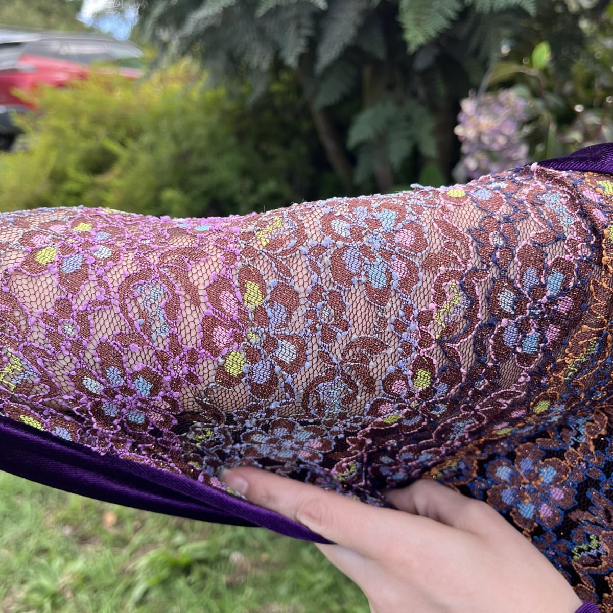 Poleron murcielago cuello velvet morado encaje brillo3