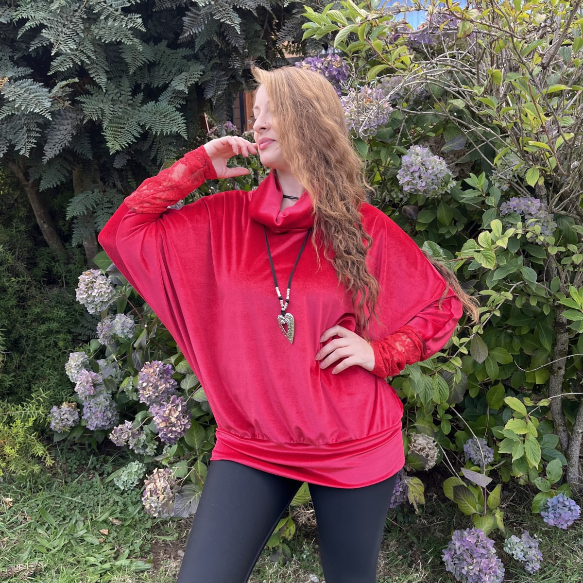 Poleron Maritza murcielago cuello velvet rojo encaje3