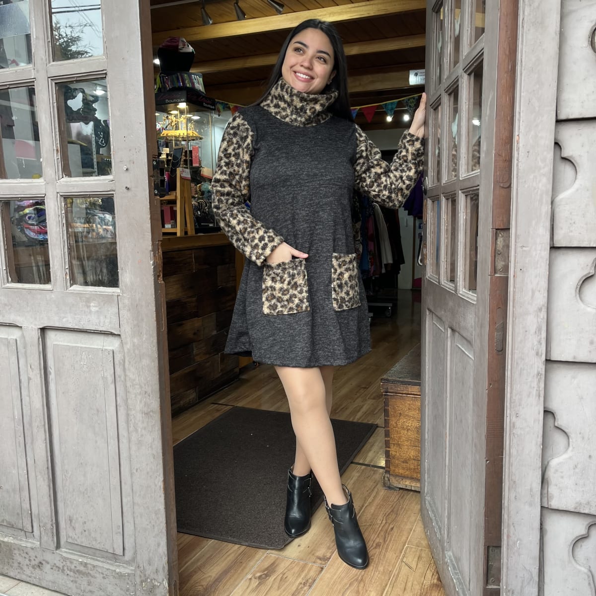 Vestido lanilla leopardo cafe con bolsillos cuello alto1