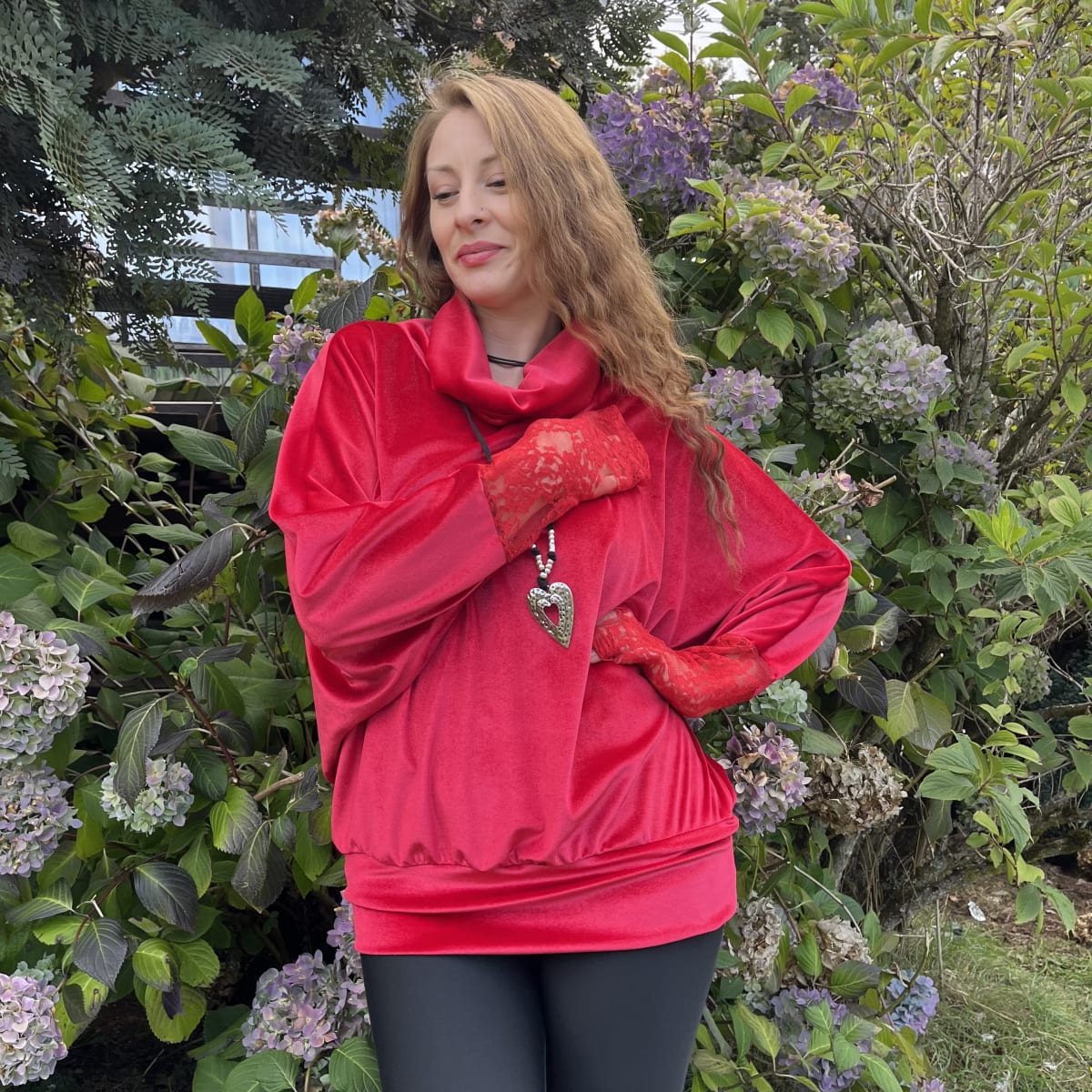 Poleron Maritza murcielago cuello velvet rojo encaje2