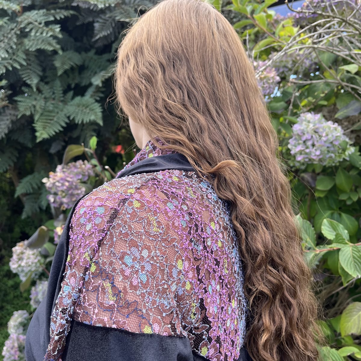 Poleron Maritza murcielago cuello velvet negro encaje brillo3