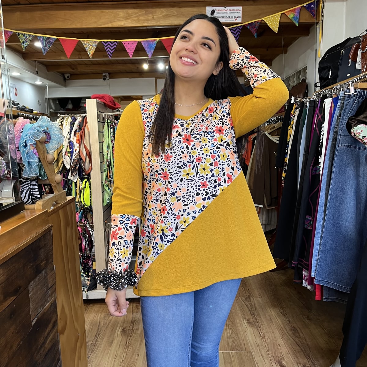 Poleron acampanado bicolor mostaza diagonal floral1