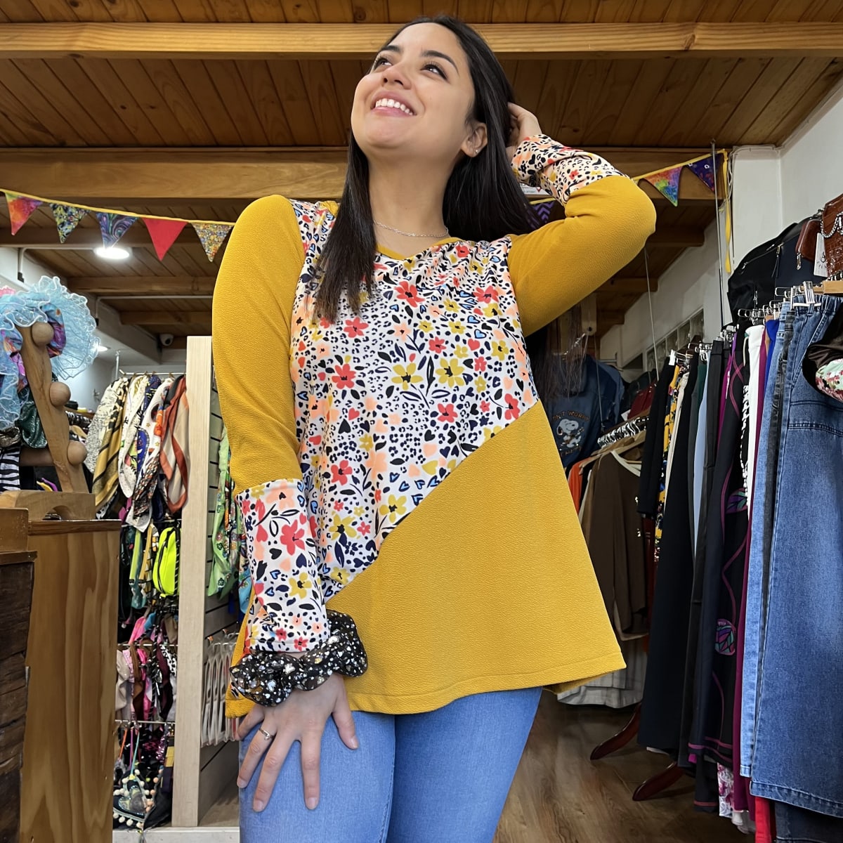 Poleron acampanado bicolor mostaza diagonal floral2