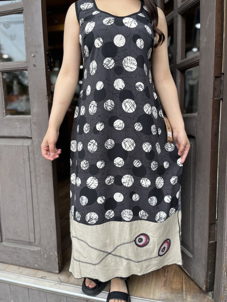 Maxi vestido Celina lunares negros franja abertura lateral sin mangas2