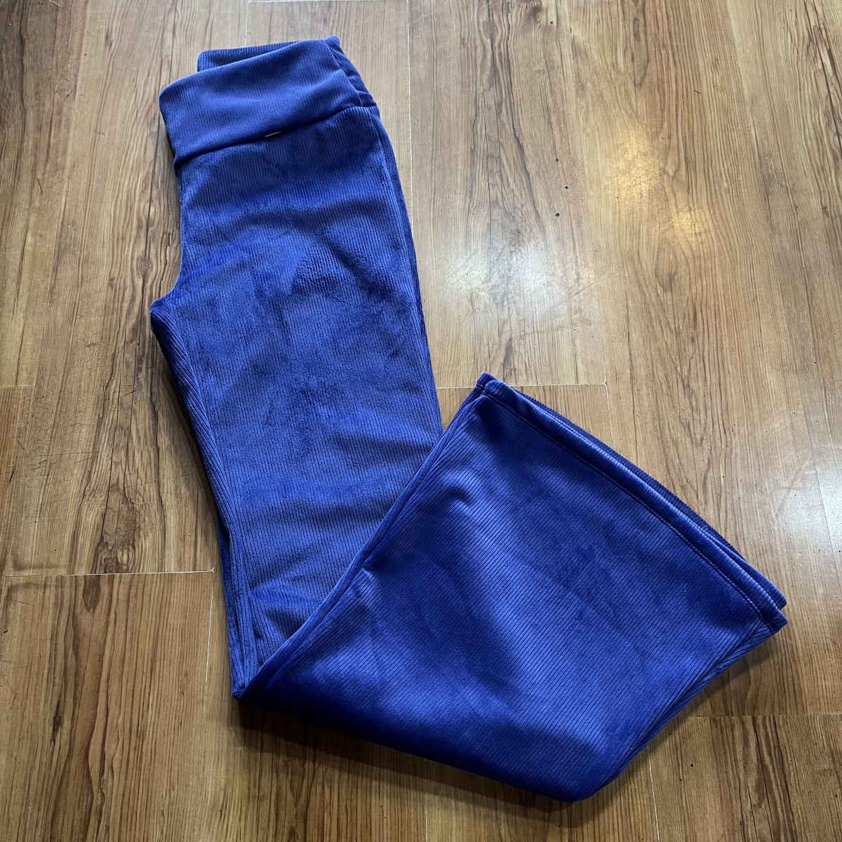 Pantalon Jennifer flare azul rey cotelé forrado alto invierno1