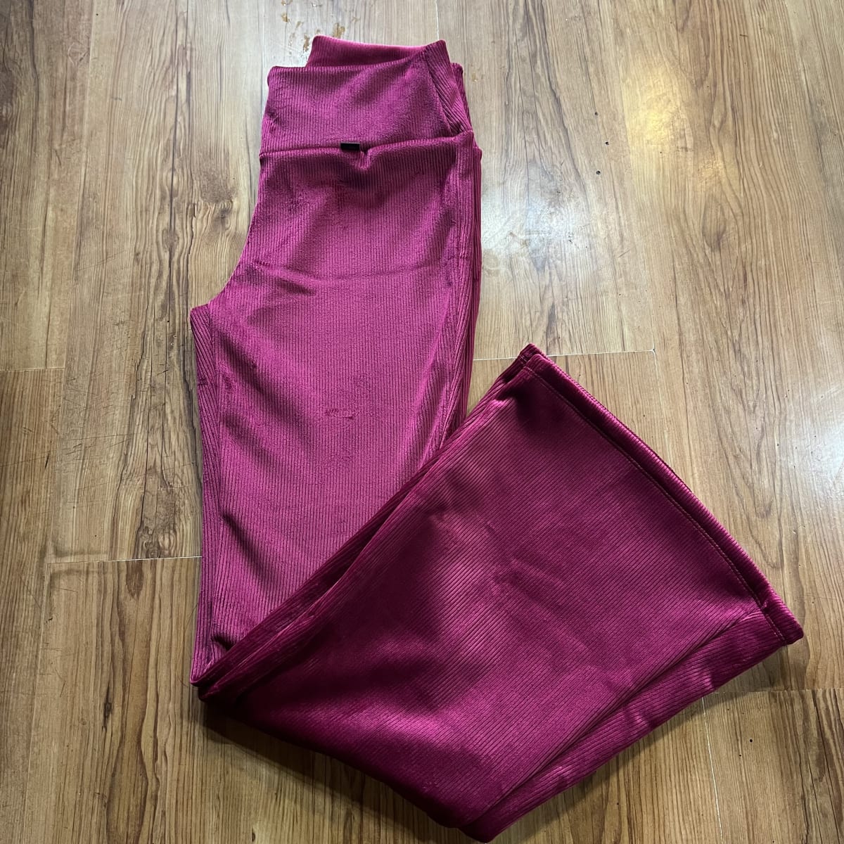 Pantalon Jennifer flare magenta cotelé forrado alto invierno1