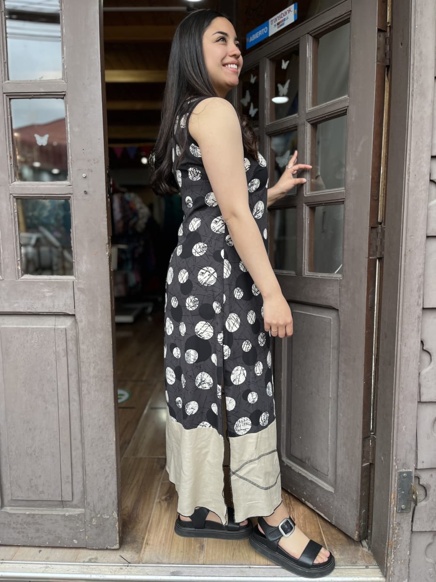 Maxi vestido Celina lunares negros franja abertura lateral sin mangas3