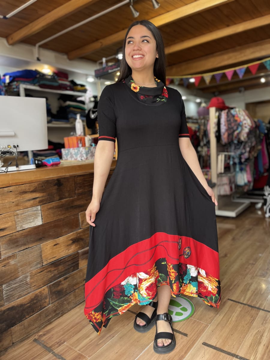 Vestido Kutral largo asimetrico negro y rojo floral1