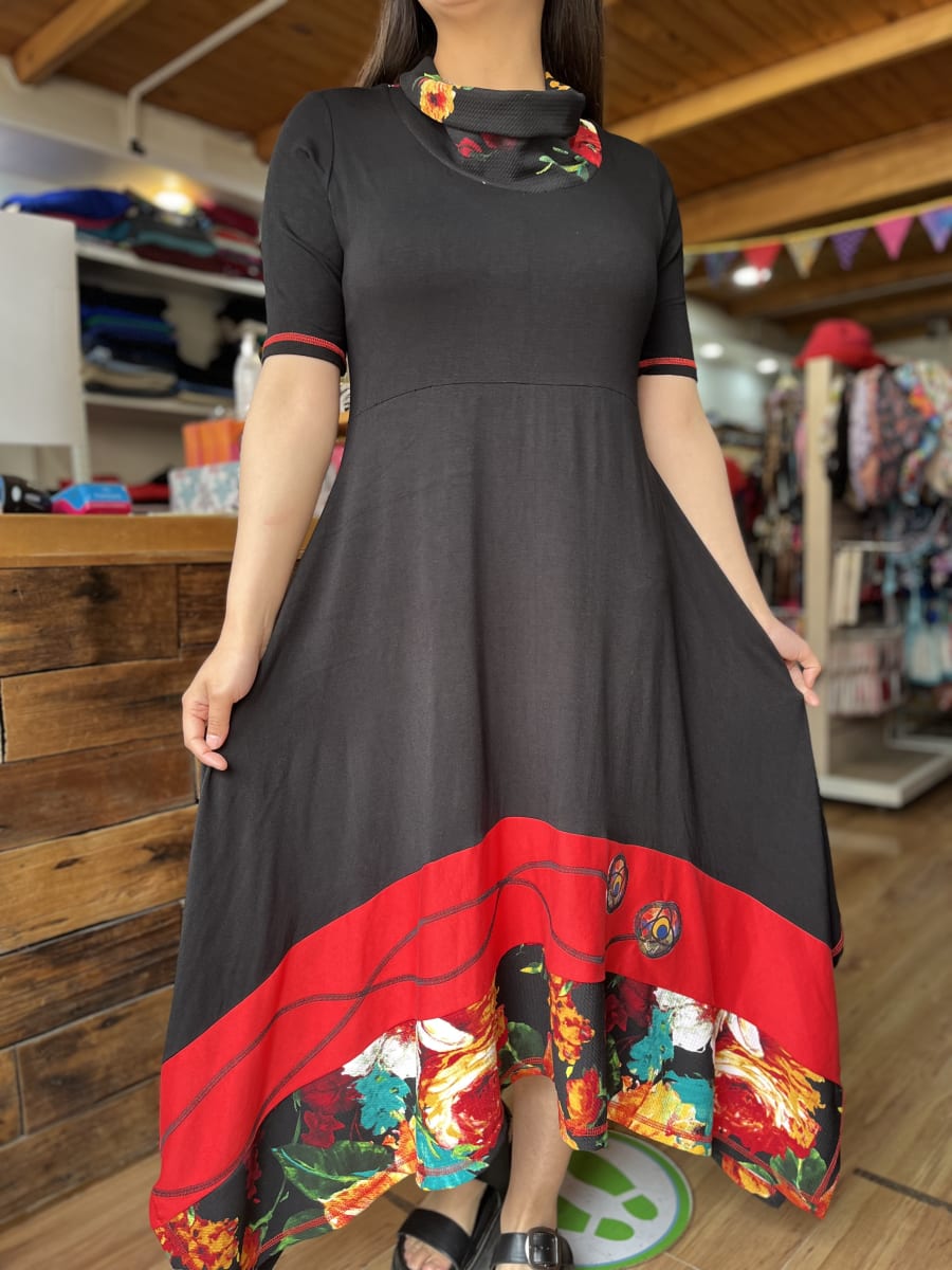 Vestido Kutral largo asimetrico negro y rojo floral2
