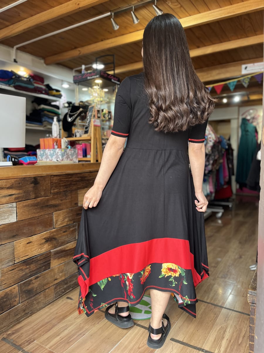 Vestido Kutral largo asimetrico negro y rojo floral3