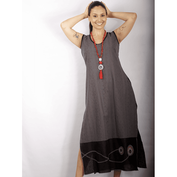 Maxi vestido Celina gris bordado franja abertura lateral sin mangas1