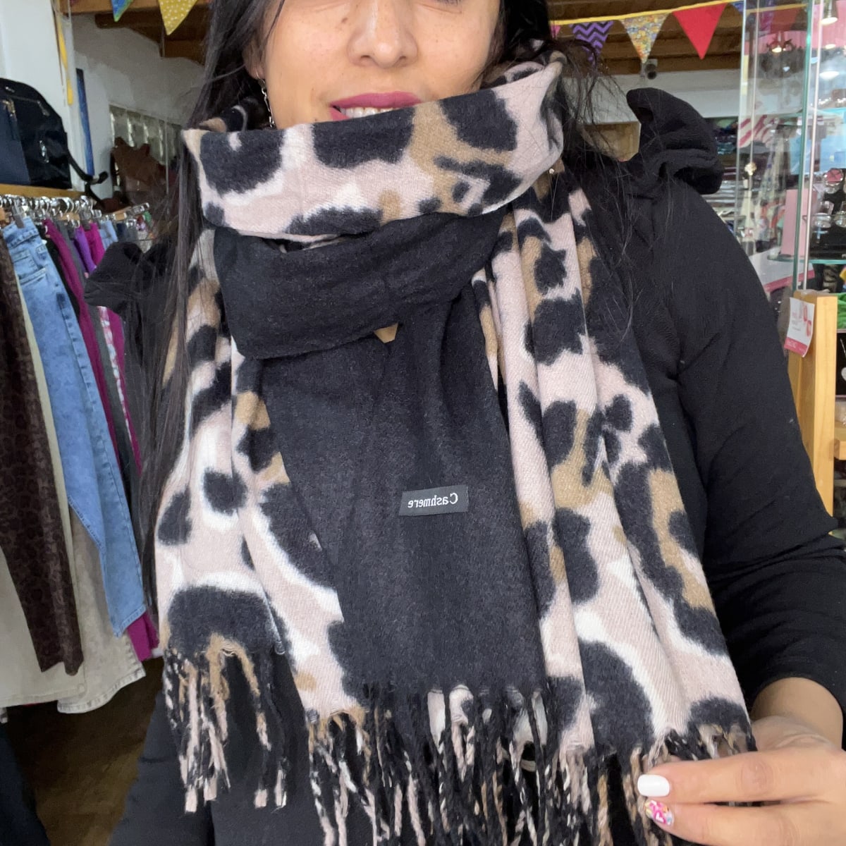 Bufanda cashmere animal pint bicolor negro1