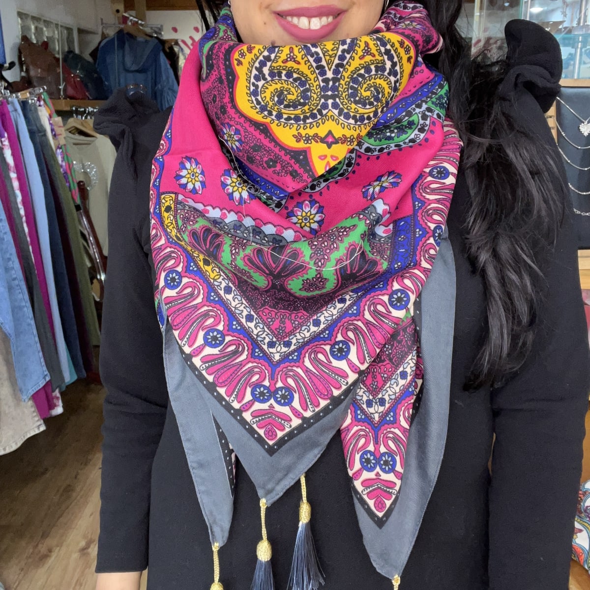 Pañuelo borlas 120*120 cms gris fucsia mandalas3