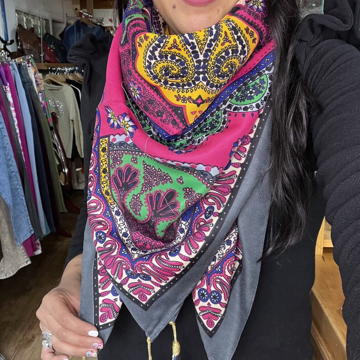 Pañuelo borlas 120*120 cms gris fucsia mandalas4