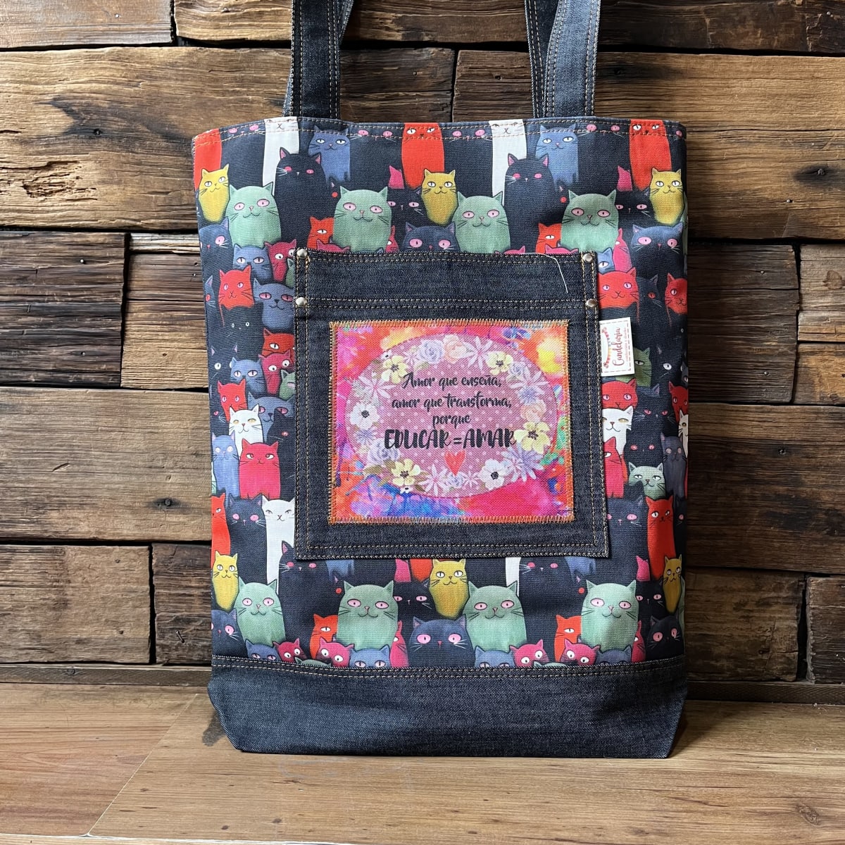 Tote Bag Educar es amar mundo de gatitos negros1