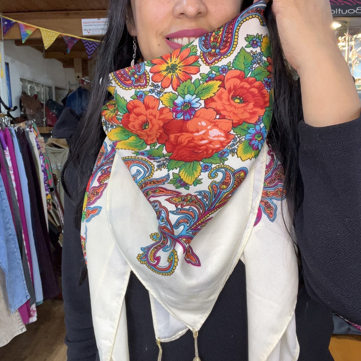 Pañuelo borlas 120*120 cms crudo flores naranjas multicolor1