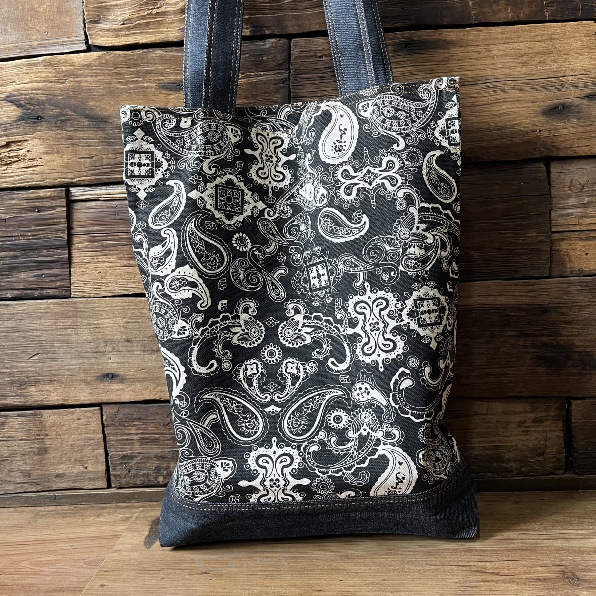 Tote Bag Tu vocacion inspira paisley negro y blanco3