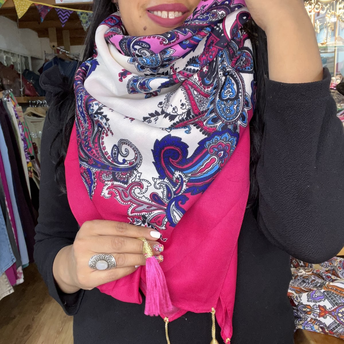 Pañuelo borlas 120*120 cms fucsia blanco mandalas1