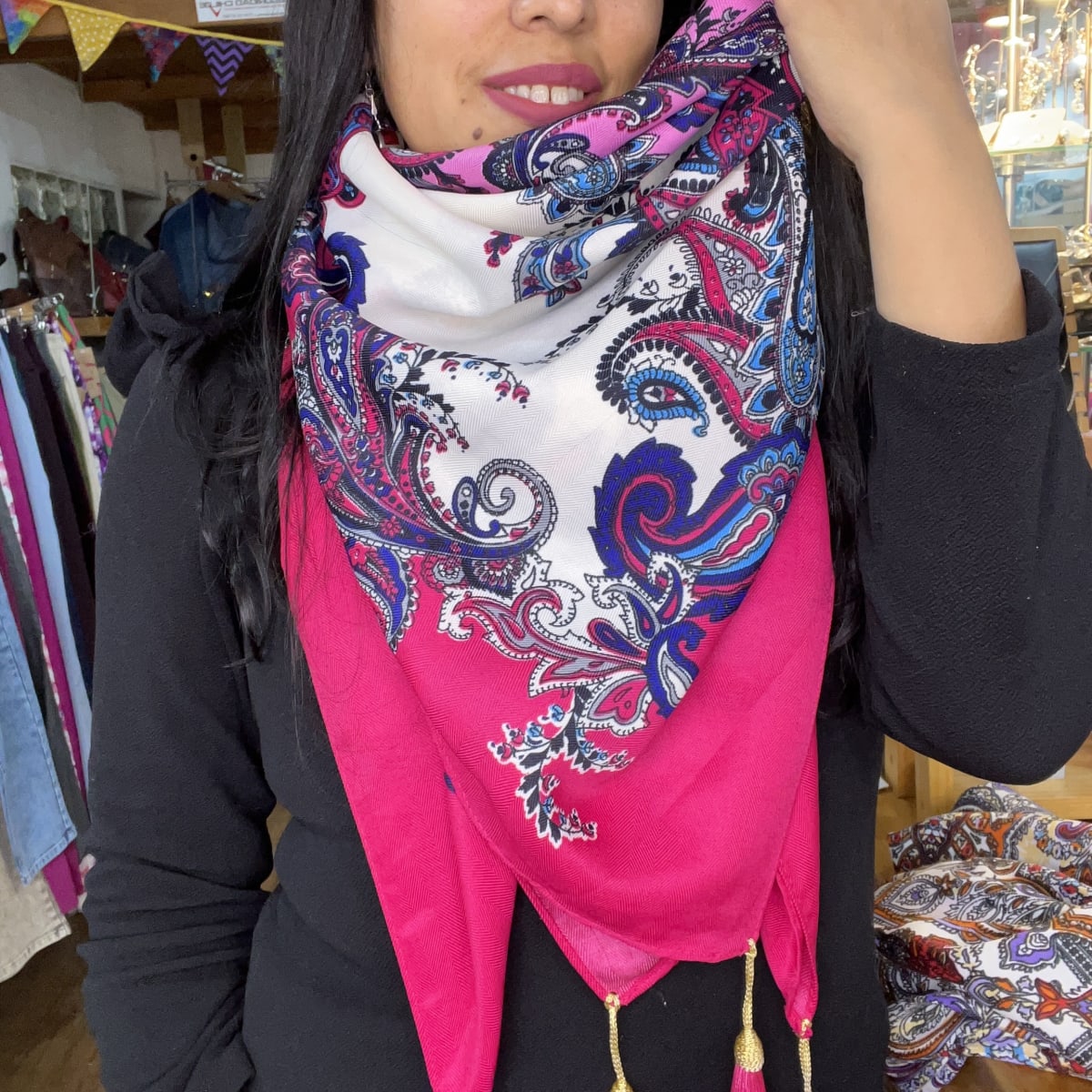 Pañuelo borlas 120*120 cms fucsia blanco mandalas2