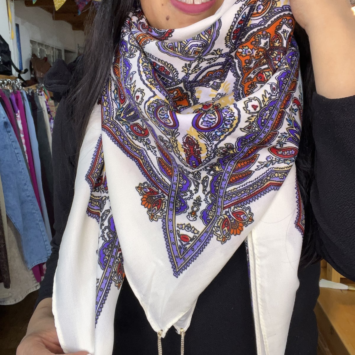 Pañuelo borlas 120*120 cms blanco mandala paisley morado1