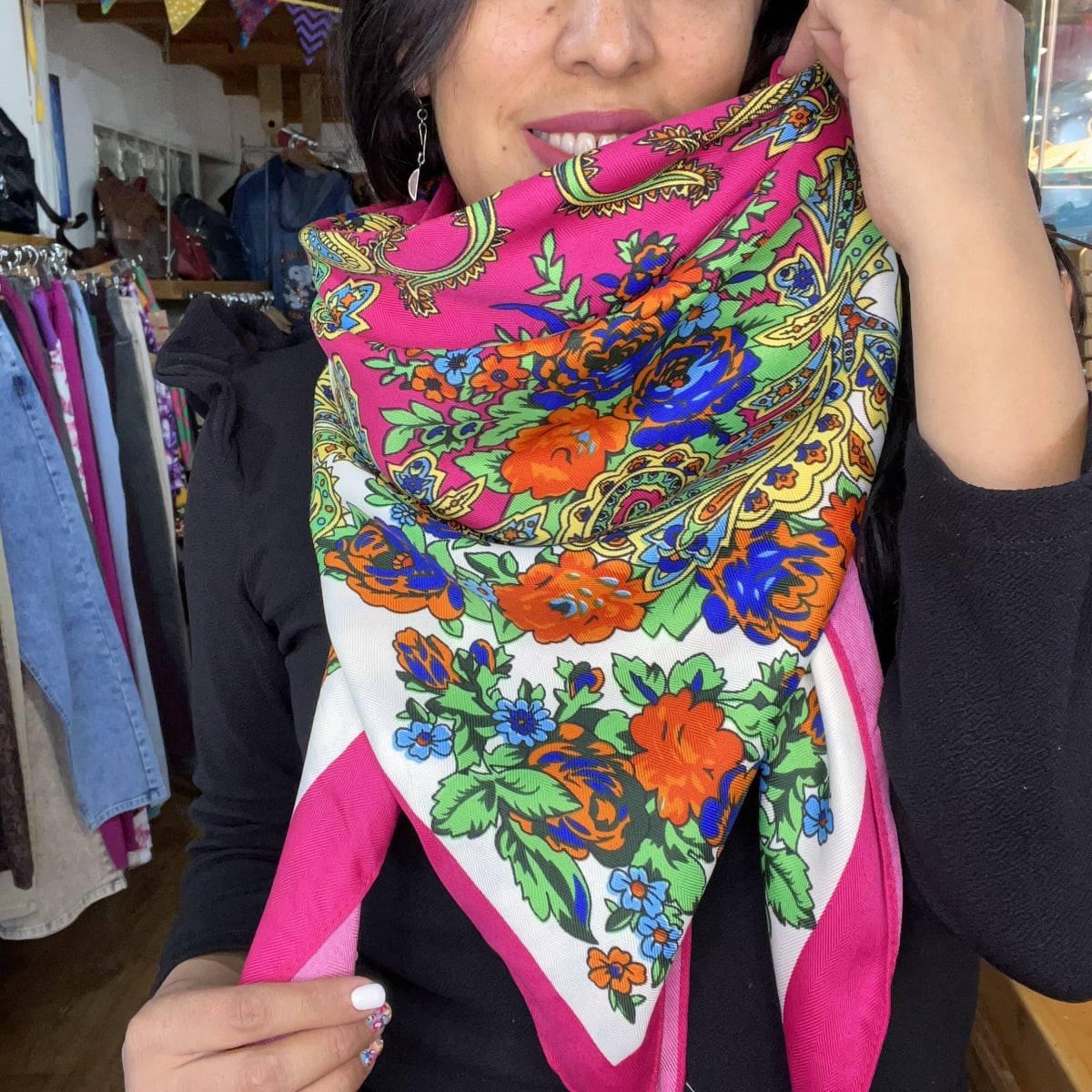 Pañuelo borlas 120*120 cms fucsia floral blanco verde4