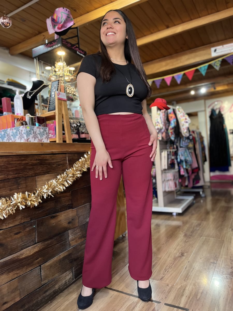 Pantalon Victoria con pinzas burdeo tela sofia pretina alta1