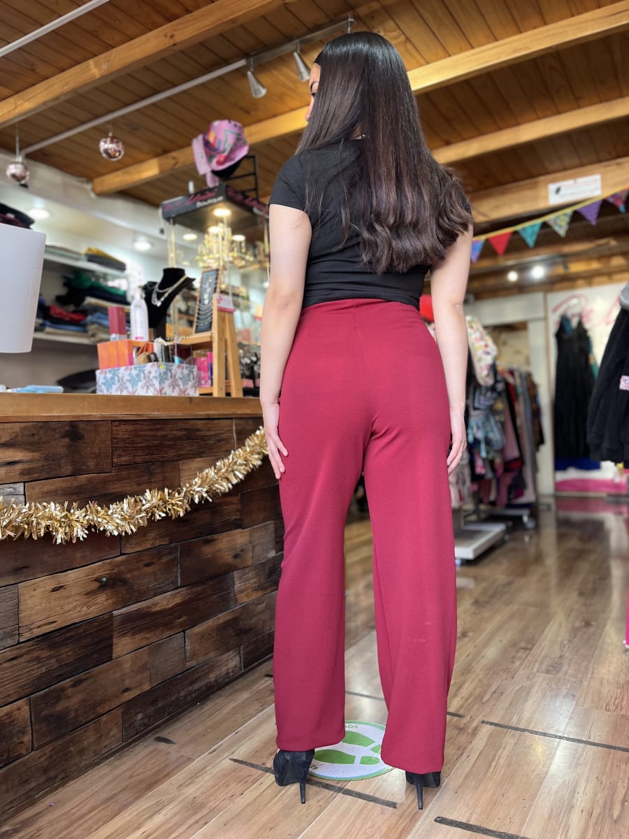 Pantalon Victoria con pinzas burdeo tela sofia pretina alta3