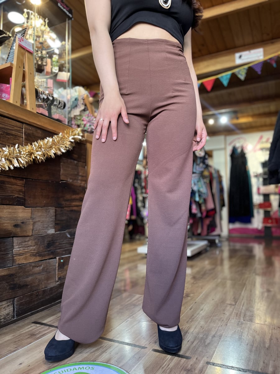 Pantalon Victoria con pinzas camel oscuro tela sofia pretina alta2