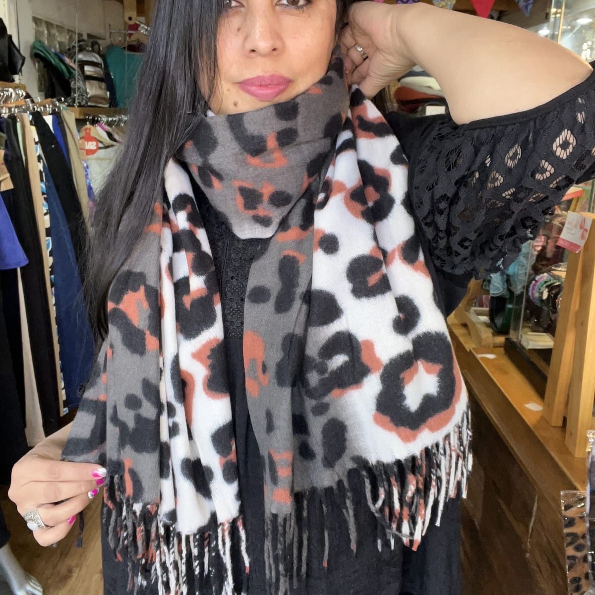 Bufanda cashmere gris terracota blanco animal print3
