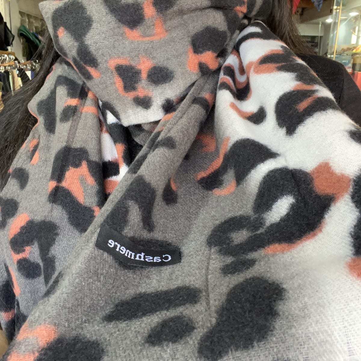 Bufanda cashmere gris terracota blanco animal print2