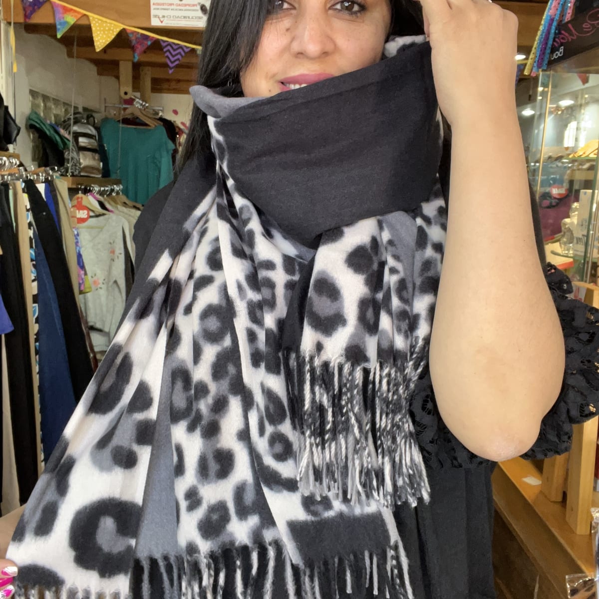 Bufanda cashmere animal print mix leopardo negro gris3