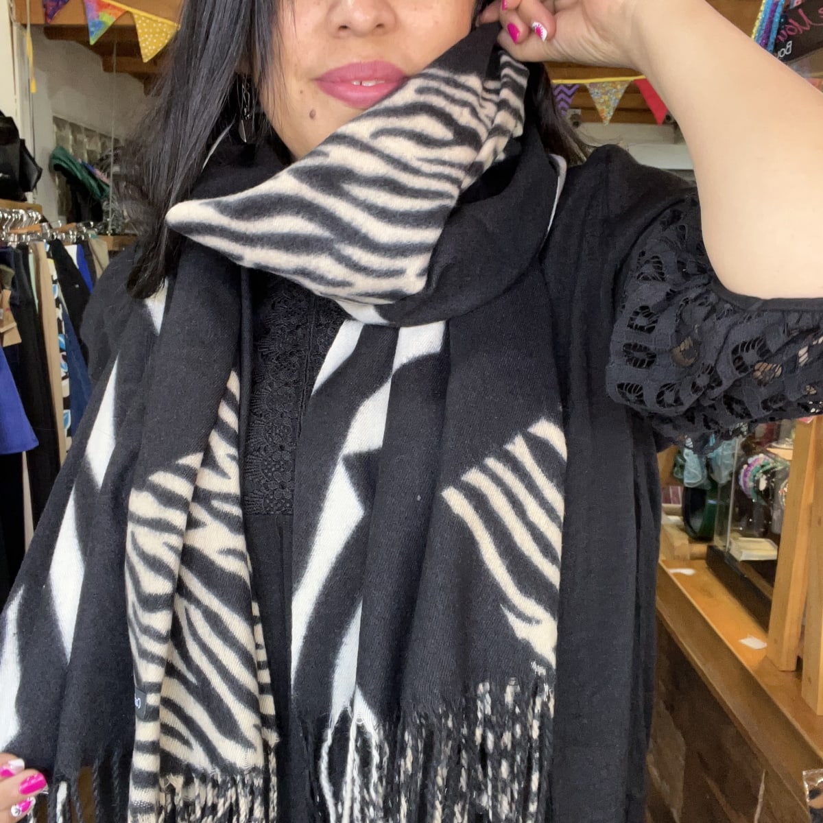 Bufanda cashmere animal print cebra negro blanco1