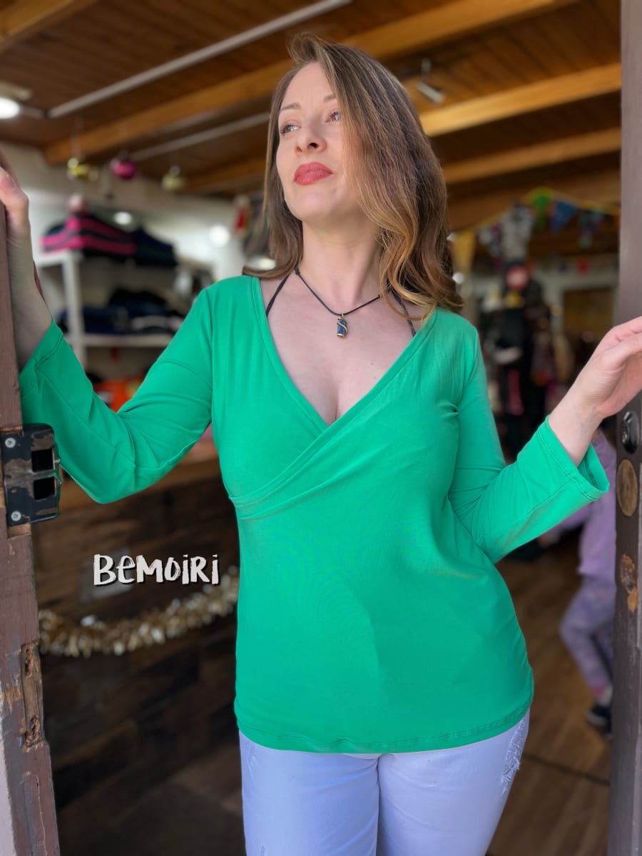 Polera Carla lycra verde manzana modeladora escote V mangas 3/41