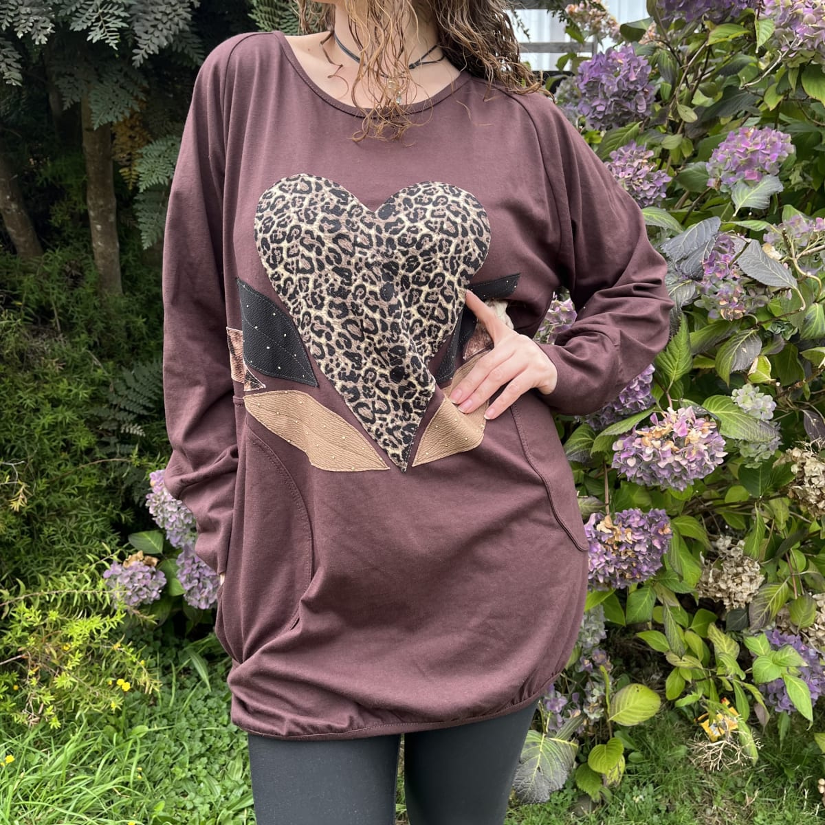 Poleron Ultravioleta Elisa cafe corazon leopardo3