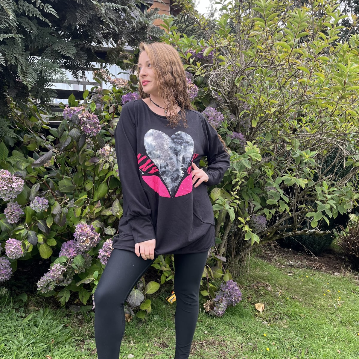 Poleron Ultravioleta Elisa negro corazon gris tie dye1