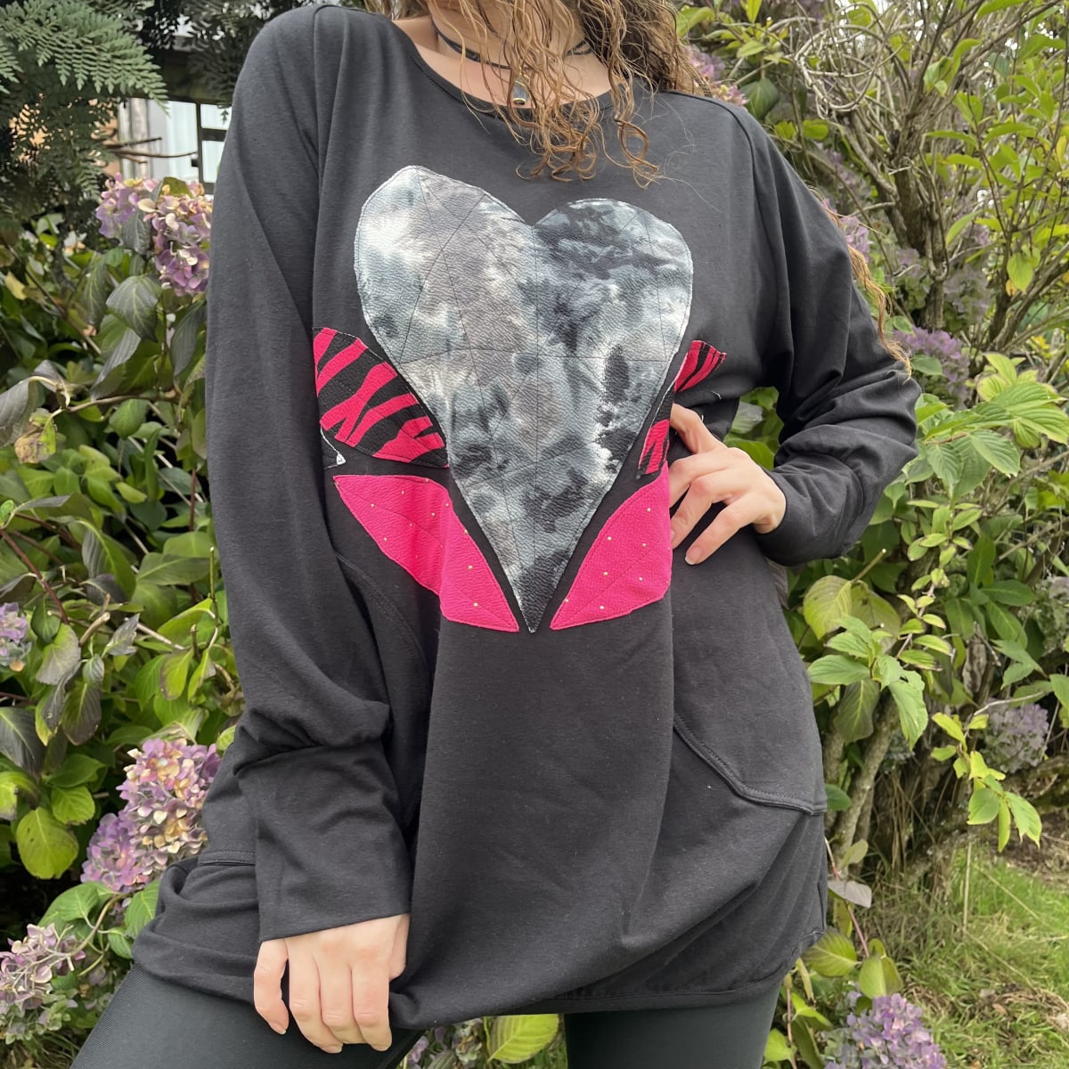 Poleron Ultravioleta Elisa negro corazon gris tie dye2